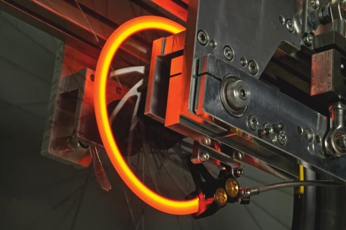   The brakes are subjected to extreme stress when mountain biking. However, it is rare for them to start glowing in the wild. However, it can happen during the endurance test on our test bench.