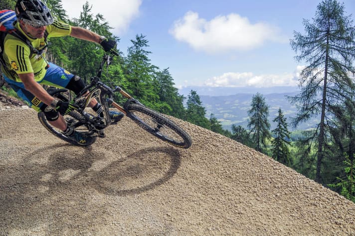   Hans Rey , fully concentrated: Only the Alpine region can offer a panorama like this. However, the steep bend is travelled through so quickly that there is probably not much to see.