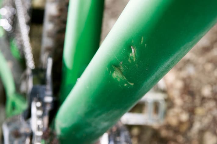   Like after a meteorite impact: The down tube of the 301 deserves frame protection.