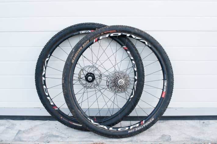   At first glance, they don't look like carbon wheels: the No Tubes ZTR Valor with 21 mm rim width and patented profile.