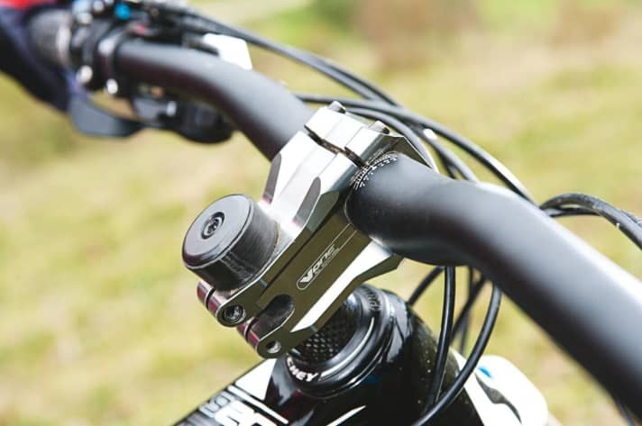   Abfahrts-Tuning: kürzerer Vorbau (50 statt 70 mm) und breiterer Lenker (745 statt 720 mm) geben mehr Sicherheit.