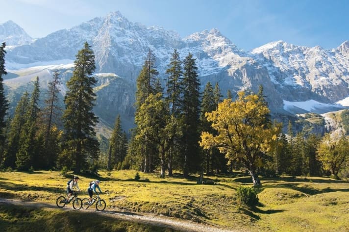   Ab dem Kleinen Ahornboden steit der Fahrweg zur Falkenhütte deutlich auf. Da muss man kräftig treten, um nicht absteigen zu müssen.