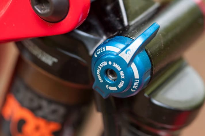   Die Plattform bringt Ruhe in den Hinterbau: Der „Firm“-Modus fürs Klettern arbeitet unabhängig von der Dämpfung im Trail- und DH- Modus.