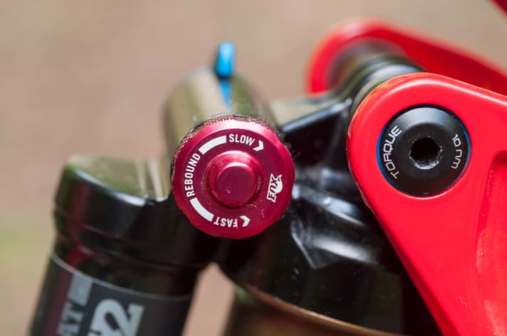   Keine fummelige Zugstufen-Verstellung: Beim DPX2 ist der Zugstufenknopf gut erreichbar und lässt sich definiert drehen.