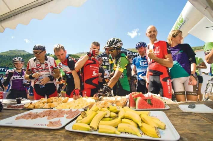 The <a href="https://event.delius-klasing.de/bike-transalp/" target="_blank" rel="noopener noreferrer">BIKE Transalp</a> consumes an incredible amount of energy - every day, for seven days. That means: eat as much as you can!