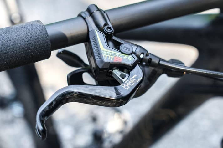  Specialized S-Works Epic Hardtail Ultralight: The Magura MT8 SL with 160 mm discs is reserved for light racers and was annoying with its loud squeaking.