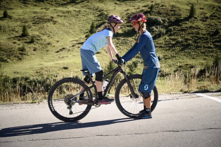 Die Grundposition auf dem Bike sollten die Kinder drauf haben, bevor es auf den Trail geht.