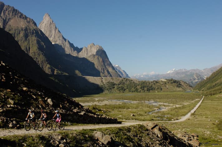   Der erste Tag zieht sich bereits wie Kaugummi. Doch am Col de Ferret wartet die erste Belohnung.