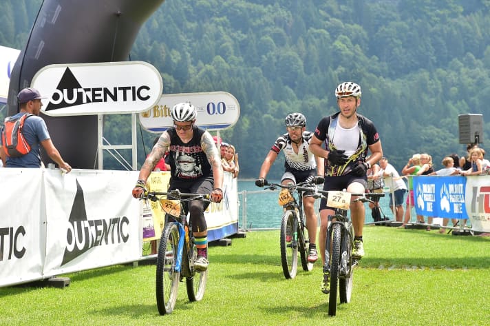   BIKE editor-in-chief Henri Lesewitz together with his 2019 team partner Michael Veith (right) at the finish in Molveno.
