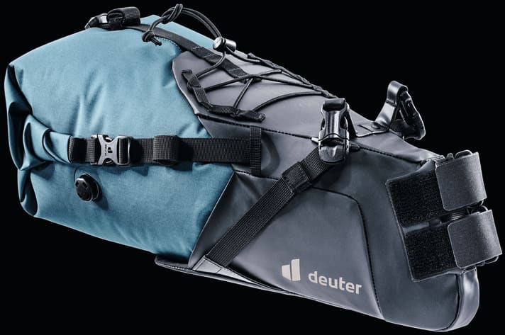 Beim Deuter Cabezon SB 16 passt der blaue, wasserdichte Packsack perfekt in den grauen Harnisch, welcher am Bike verbleiben kann.