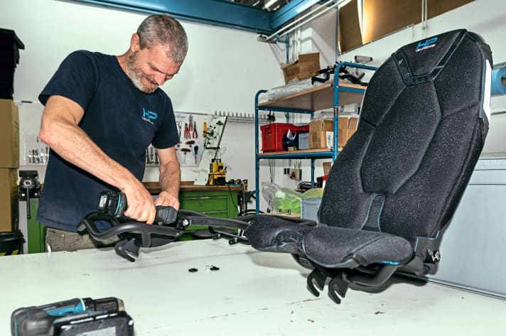Während sich klassische Fahrradhersteller bei Sätteln riesiger OEM-Sortimente bedienen, müssen Liegeradsitze eigens passend zum Bike konstruiert werden.