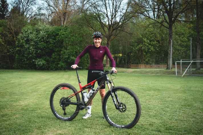 Mit dem leichtesten je bei BIKE ermittelten Race-Fully-Rahmengewicht ist das Arc8 Evolve FS ein besonders spannender Dauertest-Kandidat. BIKE Testfahrer Max Fehr wird die Dauerhaltbarkeit auch bei Rennen prüfen.