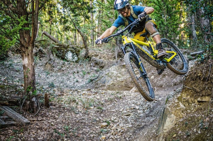 Trailbauer Jacopo weiß, wie man aus Erde Flow formt. Das beweisen die Trails in Rincine.