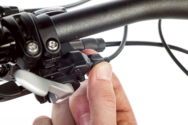 Im letzten Schritt wird an der Schraube am Schalthebel die Zugspannung justiert.