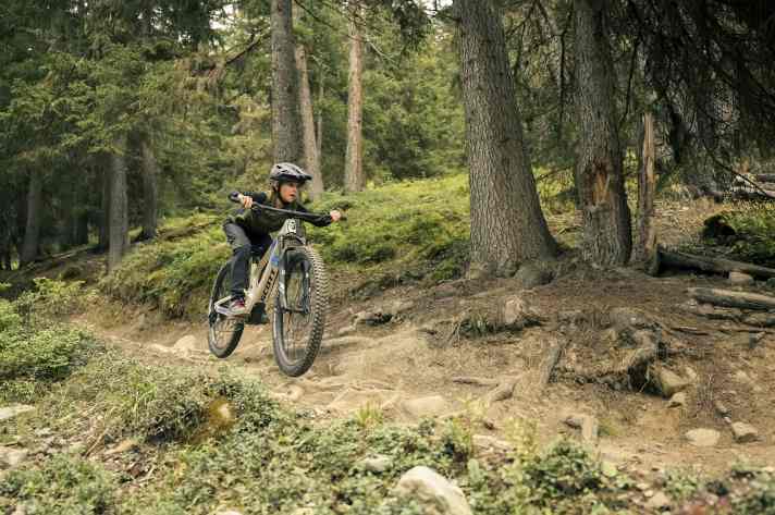 Mit speziellen Kinderbike-Fullys können auch Wurzelfelder und andere Trail-Hindernisse den Nachwuchs nicht aufhalten.