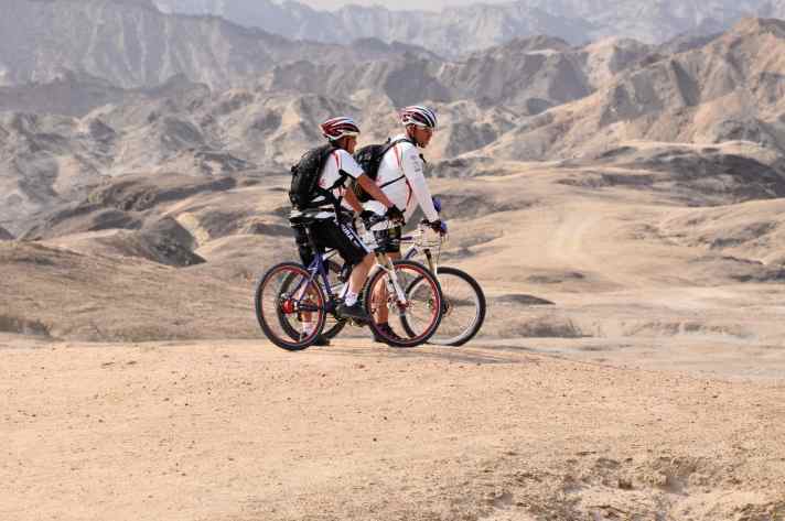 Nah und fern auf Entdeckerreise: Bis nach Namibia (Bild) und auf die chinesische Mauer hat ihr Pioniergeist die Hinterländer Mountainbiker geführt.
