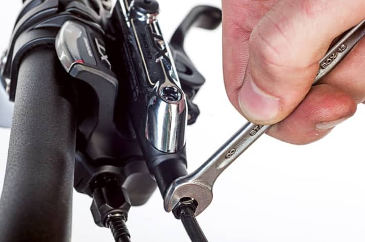 Shortening the brake line or bleeding the brake requires some manual dexterity. However, it is much easier with our illustrated instructions.