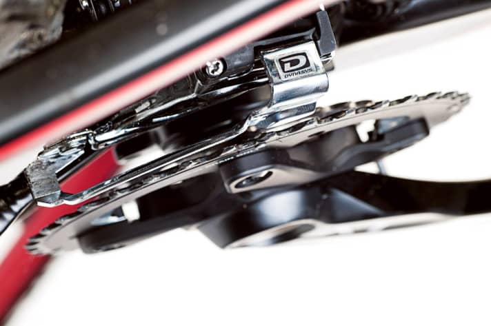 Gute Voraussetzung: das äußere Leitblech des Umwerfers steht parallel zum großen Kettenblatt. Foto: Robert Niedring