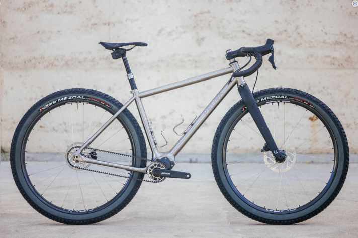Le vélo de gravel Prova Mostro intègre une transmission Pinion dans un support en titane imprimé en 3D.