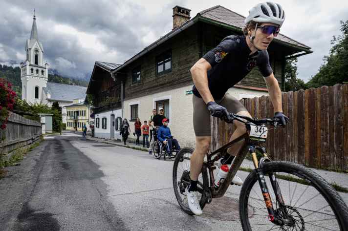 Full throttle from here on: BIKE editor Jan Timmermann shortly after the start of the mountain time trial on the Storck Adrenalin.2 Pro.
