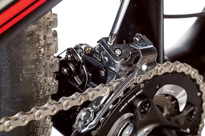 Mit der H-Schraube den Abstand der Kette zum äußeren Leitblech einstellen.