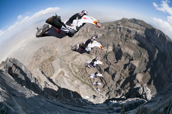 Wingsuit-Fliegen: schneller nach vorne als nach unten.