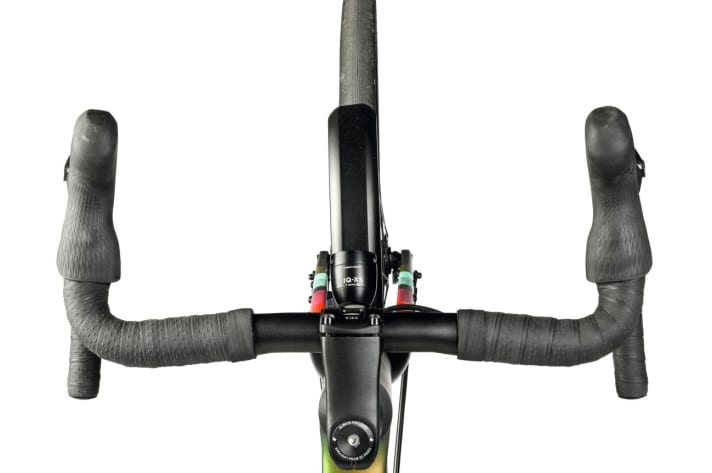 The curved handlebars and short stem make the riding position extremely comfortable.