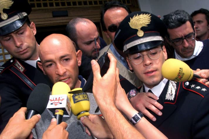 Von italienischen Polizisten umgeben verließ Marco Pantani beim Giro 1999 das Hotel in Madonna Di Campiglioi. Pantani wurde vom Rennen ausgeschlossen.
