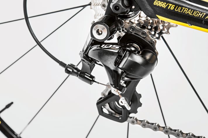   The new Shimano 105-speed rear derailleur is adapted to the design language.
