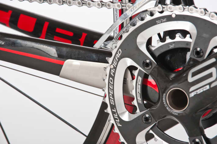   Vorbildlich: Ein Blech auf der Kettenstrebe wie bei Cube schützt Carbonrahmen vor den Folgen von Kettenklemmern 