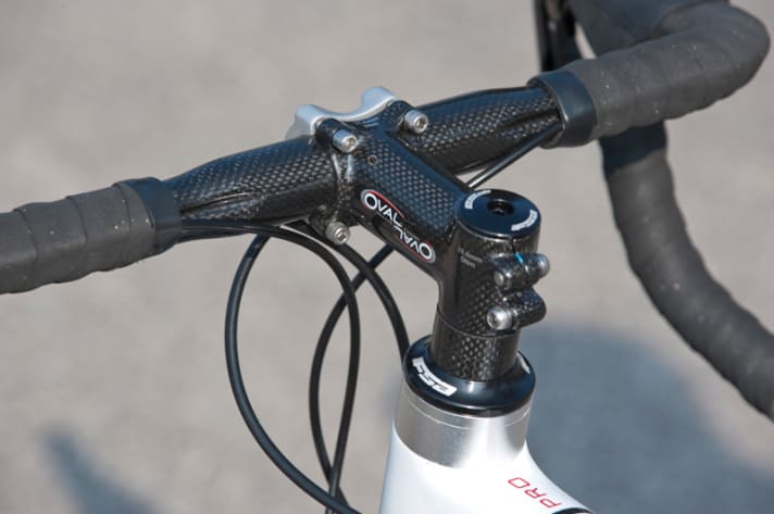   Schlecht erreichbar sind die Schrauben für die Lenkerklemmung am Vorbau. Gut funktioniert die Idee mit dem per Gewindehülse verstellbaren Steuerrohr 