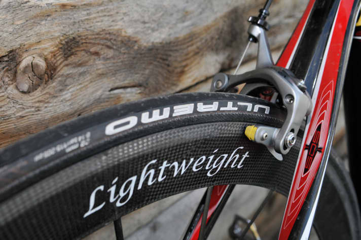   Einstellen einfach, Bremsen schwierig: Die Hinterrad-Bremse der neuen Ultegra ist feinfühlig dosierbar und packt kräftig zu – aber Bremsflanken aus Carbon bleiben auch für eine Top-Bremse ein schwieriger Partner. 