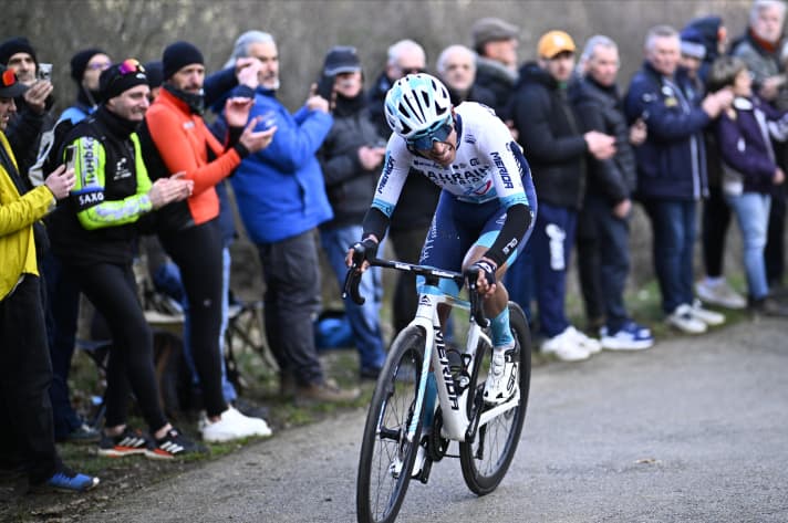 En route pour la victoire d'étape : Santiago Buitrago