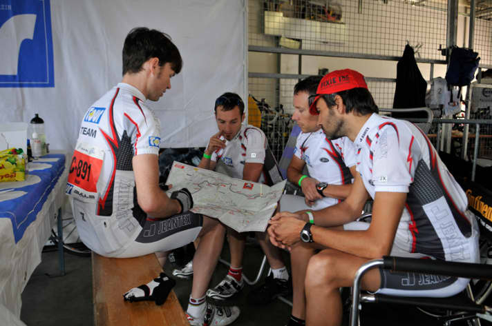   Lagebesprechung: Bis kurz vor dem Start tüfteln die 24-Stunden-Neulinge an ihrer Renntaktik. 