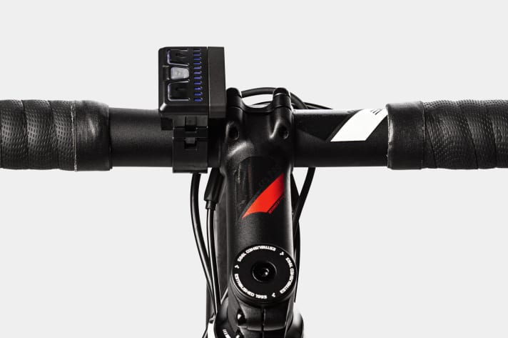   Vélo de course électrique Cube Agree Hybrid C:62 : l'unité de commande sur le guidon permet de démarrer le moteur.