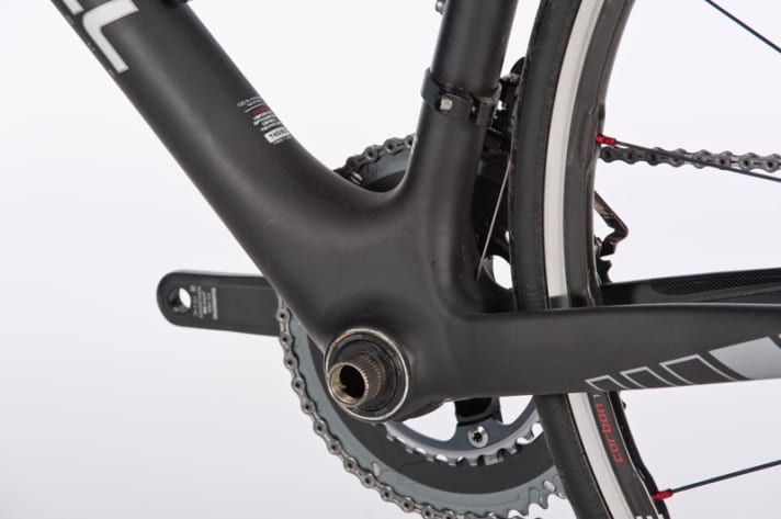   La variante Shimano : sur le Red Bull, comme sur le Cannondale, les roulements sont directement pressés dans le volumineux boîtier de pédalier. La denture de l'arbre est nettement plus fine 