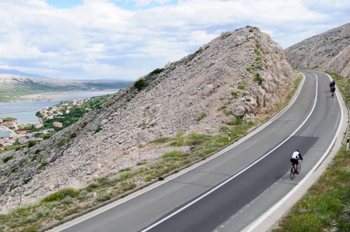   The reward arrives: After three kilometres and 170 metres of ascent, a fantastic view over Pag to the mainland awaits.