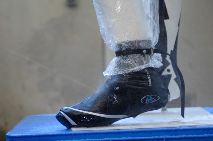   Two 30-second water jets from the high-pressure cleaner revealed the strengths and weaknesses of the test candidates in terms of wetness protection. 