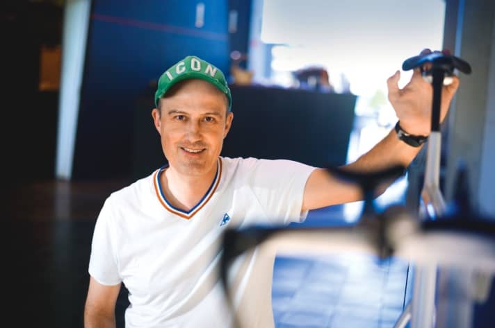 Im Fokus: Roman Arnold steht ­ungern im Mittelpunkt. Für den TOUR-Fotografen macht der Canyon-Chef eine Ausnahme