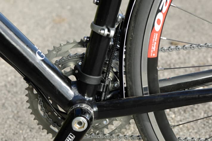   Perfektion im Detail: durchgehend ummantelter Schaltzug und Kettenfänger am Sitzrohr 