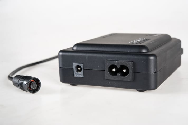   Das Ladegerät hat auch einen 12-Volt-Anschluss.