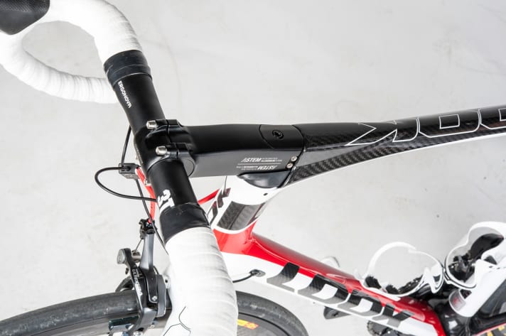   The length-adjustable stem emerges directly from the top tube. With four degrees of angle and different lengths, many handlebar positions can be realised.