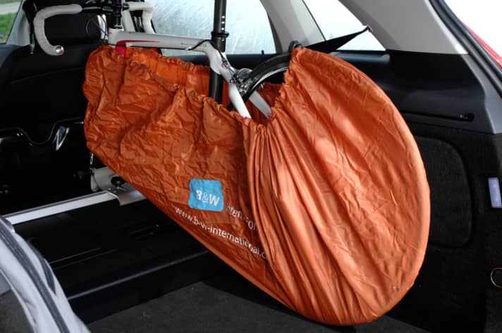 The nylon "Bike Tub" protective cover from B & W International is easy to use and protects the vehicle interior from dirt. Price: around 20 euros