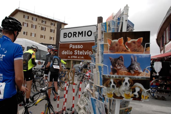 Au col grouillant du Stelvio, quelques bars, kiosques et hôtels-restaurants se pressent autour du sommet du col.