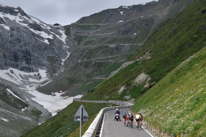 Nach dem Ofenpass folgt auf der zweiten Transalp-Etappe einer der Höhepunkte: die 48 Kehren von Prad hinauf zum Stilfser Joch.