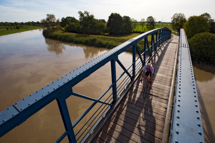   Die Amdorfer Brücke bei Leer gilt als schmalste mit dem Auto befahrbare Brücke Deutschlands 