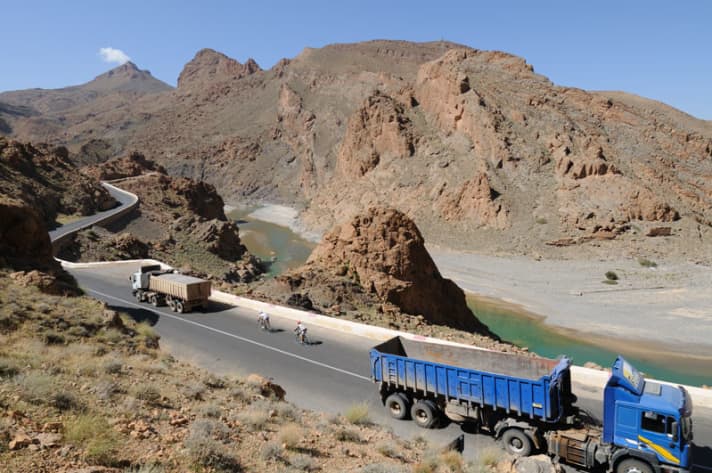   In the slipstream of a lorry, the two leading Swiss riders are sucked into the Ziz Gorge. 