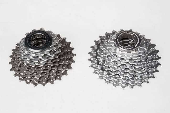   Unequal twins: The Super Record cassette (left) with six titanium sprockets costs up to 400 euros. If this is too expensive for you, you can ride the more durable Chorus.