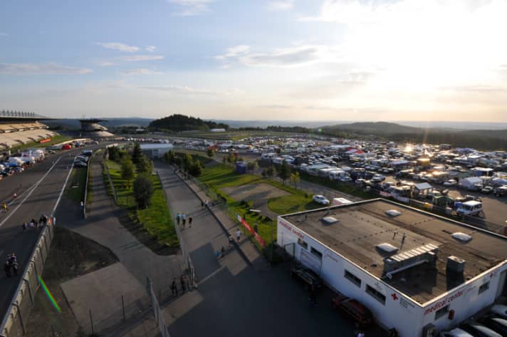   Grand-Prix-Feeling für Sportler mit Muskelmotoren: Die Rennstrecke am Nürburgring taucht das 24-Stunden-Rennen in ein einzigartiges Flair. 