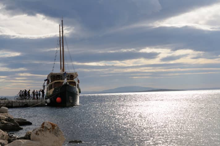   At the end of the day, motorsailer Tarin is waiting. First the bikes go on board, then the cyclists.